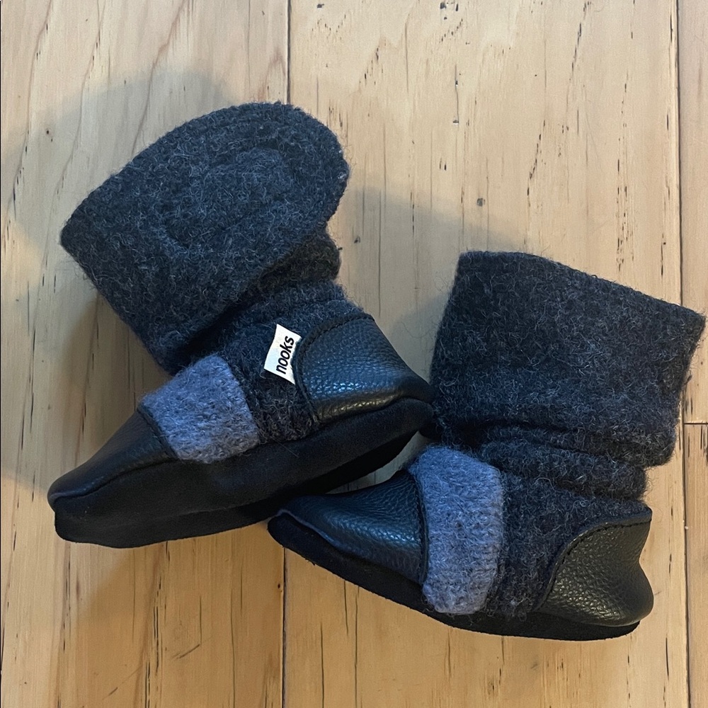 Nooks Charcoal and Black Baby Booties